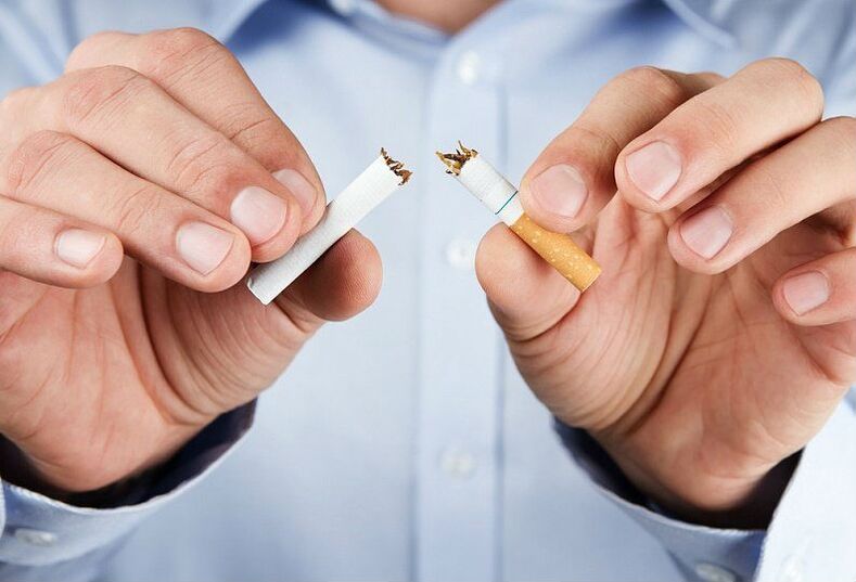 Muž zlomí cigaretu